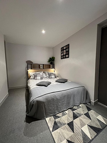 Chambre avec lit de 140 et dressing attenant