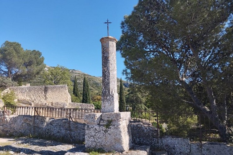 Croix forgée devant la chapelle Sainte-Luce