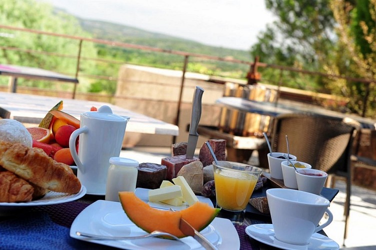 Terrasse et petit déjeuner Auberge du Cellier