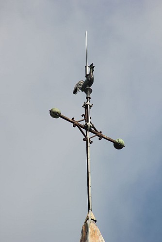 croix du clocher surmontée d'une girouette