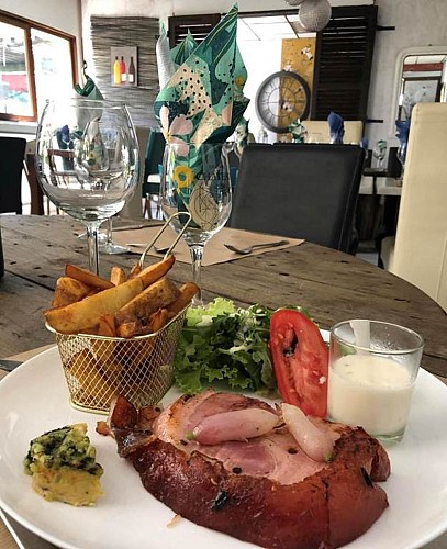 Restaurant la truite au bleu intérieur + repas