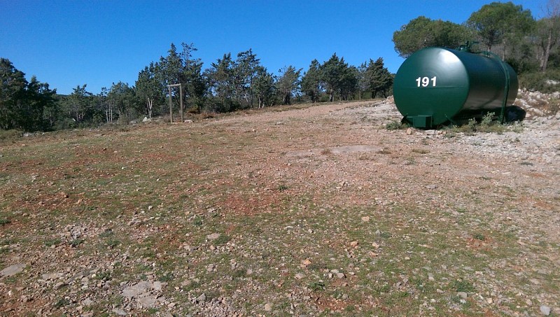 Au réservoir vert n°191, prenez le virage sur la gauche en gardant cet axe, laissez le chemin à votre droite