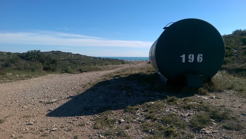 A hauteur du réservoir n°196, vous prendrez légèrement sur votre droite puis à gauche le chemin descendant avec un sens interdit