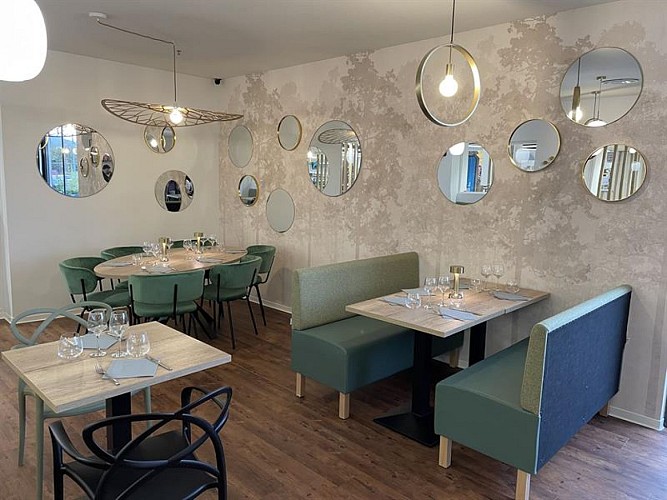 Vue sur fond de la pièce (2024)