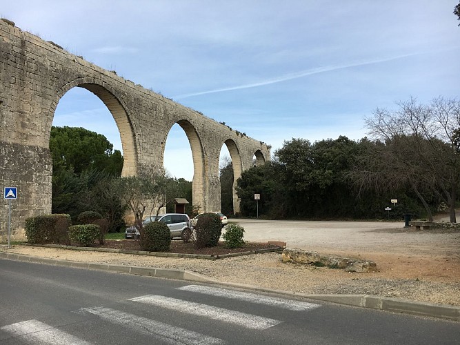 Parking de la Croix de Coulon au début de la route de Guzargues au village de Castries