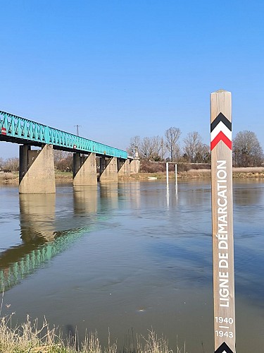 Poteau ligne de démarcation le long de la Saône à Gergy
