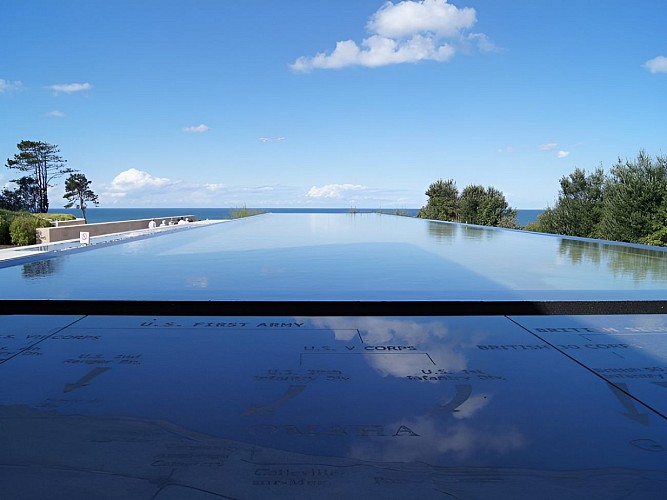 Plan d'eau du cimetière américain de Colleville sur mer, accessible par le Visitor Center