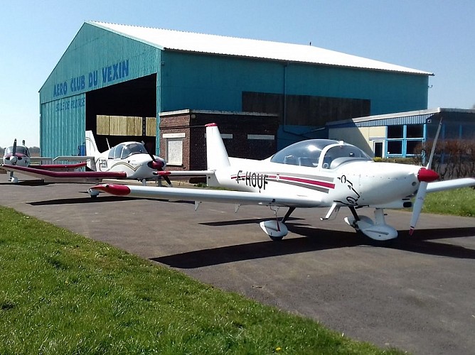 Avions devant hangar