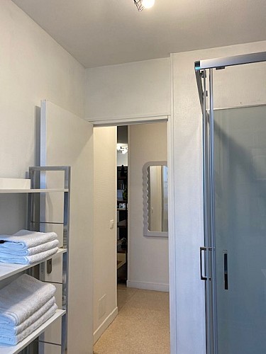 Salle de douche et couloir
