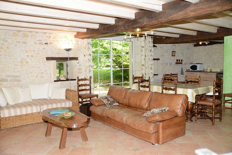 3-Gite-le-chai-B-B-La-sauvageonne-saint-palais-Salon-Chai--2--800-600