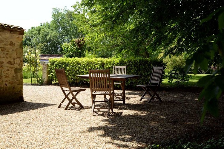 2-Gite-le-chai-B-B-La-sauvageonne-saint-palais-B-B-La-Sauvageonne-Saint-Palais-Terrasse-Chai-800-600