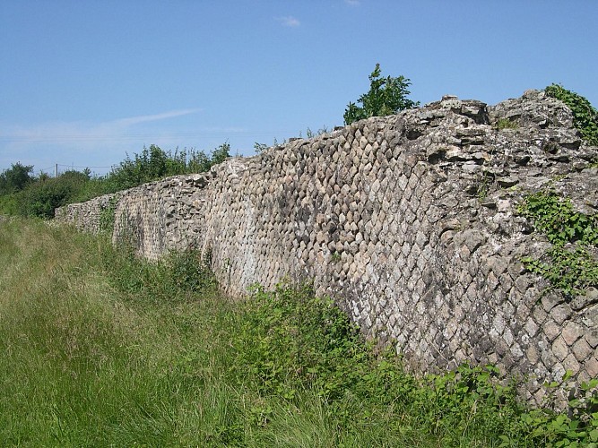 Aqueduc romain du Gier - Réservoir et mur de la Gagère