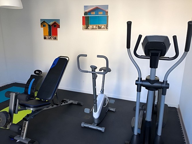 LE-CLOS-LUTIN-RUE-DE-LA-FONTAINE-LUC-SUR-MER-GITE-DE-FRANCE-SALLE-DE-SPORT-CREDIT-MATHILDE-LELANDAIS