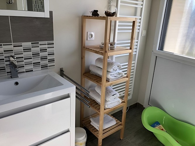 SALLE-DE-BAIN-LE-CLOS-LUTIN-RUE-DE-LA-FONTAINE-LUC-SUR-MER-GITE-DE-FRANCE-CREDIT-MATHILDE-LELANDAIS