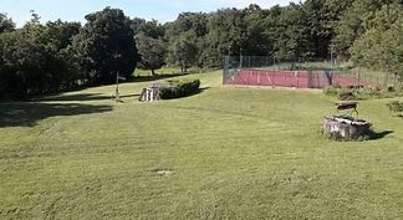 Gite La Vache Jardin et tennis