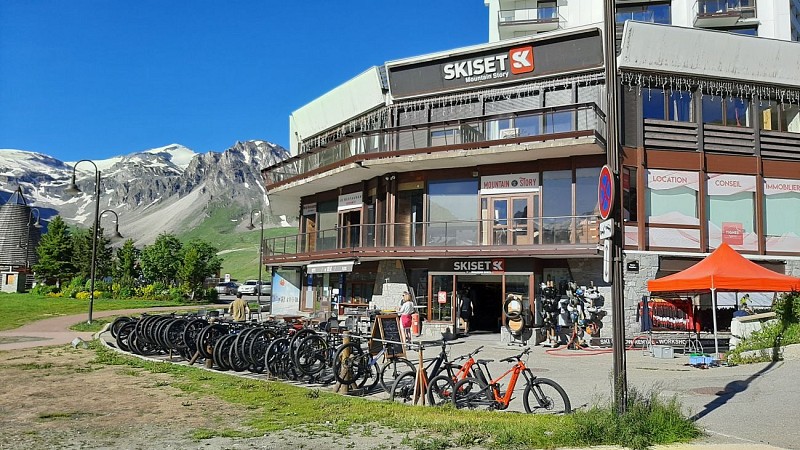 Skiset Le Lac Mountain Story