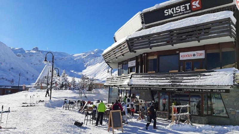 Skiset Le Lac Mountain Story