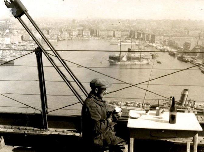 Les restes du Pont à Transbordeur après son dynamitage par les Allemands en 1944
