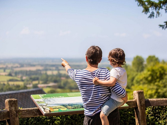 Point_de_vue_Chapelle_de_Clermont-famille -Camille_Plichard_-__Normandie_Pays_d_Auge