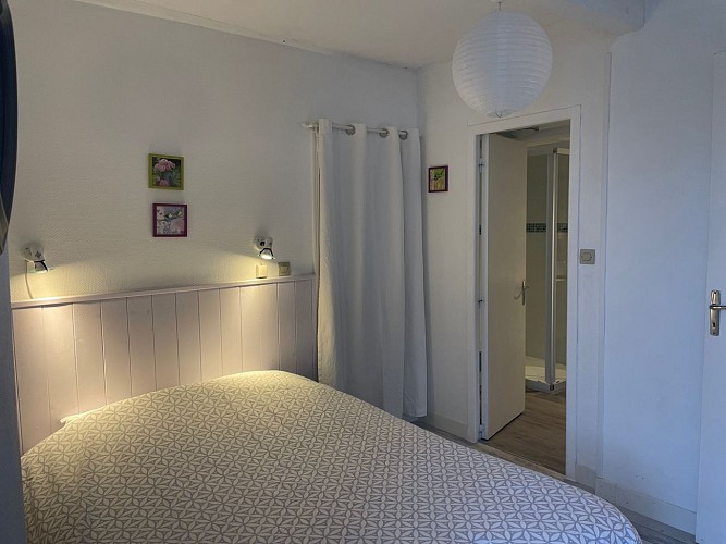 chambre étage avec accès à la SDB 