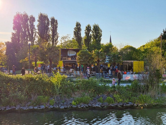 La Guinguette de la Plage vue du canal