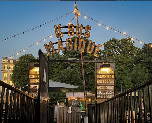 bus magique by night