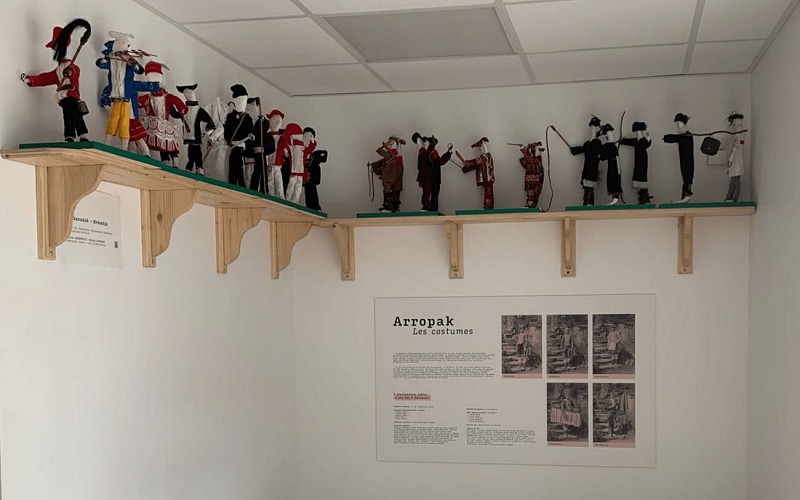 Espace Dantzan, danse Souletine, figurines