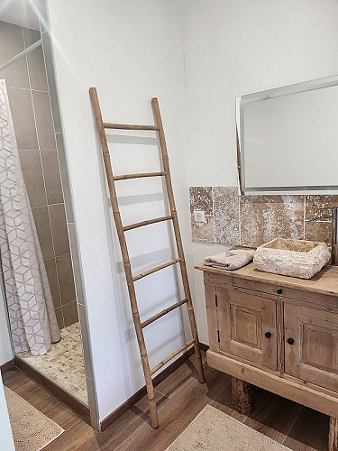 Salle de bain chambre vue piscine