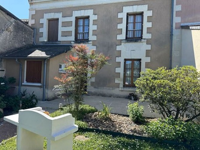 La Maison Fleurie (cour et terrasse)