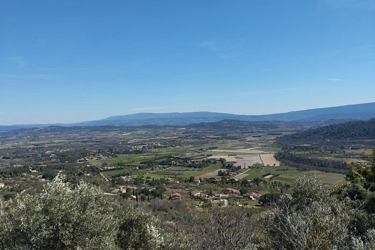 Grand Luberon au loin, entre Roussillon et Goult