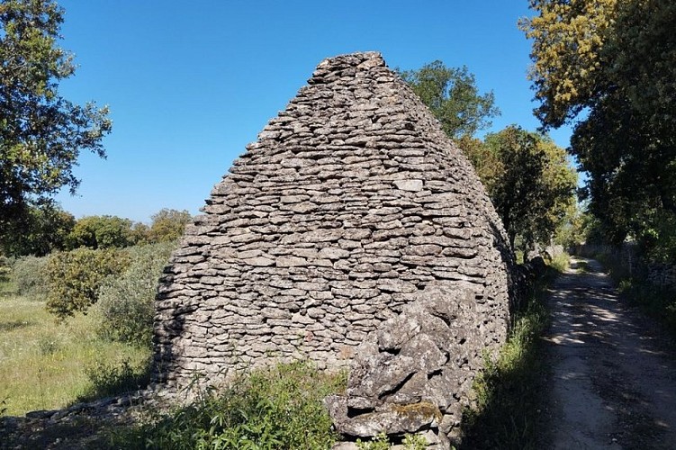 Grande borie le long du chemin