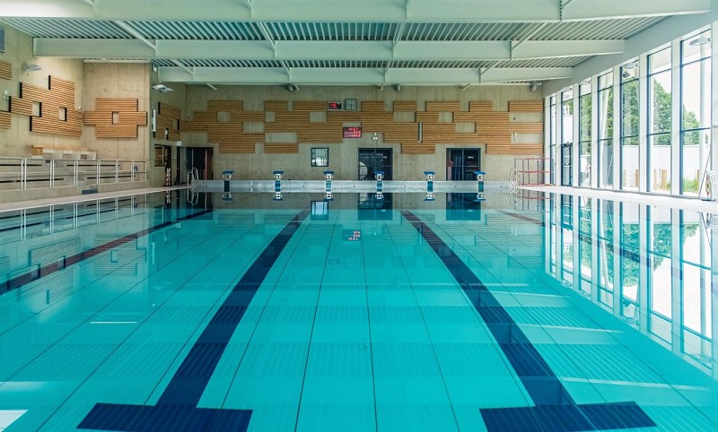 bassin de piscine sportif