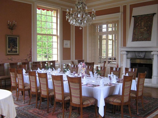 Château de la Rapée - salle de restaurant gde table© M ADOLE
