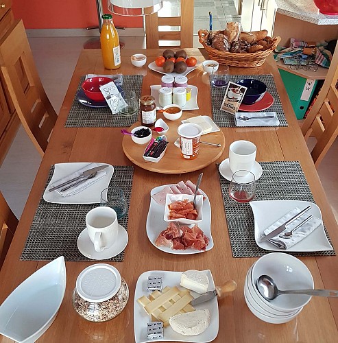 Petit-déjeuner dans la salle commune du Duplex Kopp à Molsheim