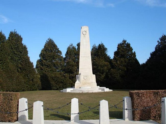 Mémorial néo-zélandais de Longueval et cimetière de Caterpillar Valley