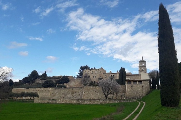 Maubec et le Beffroi de l'Horloge