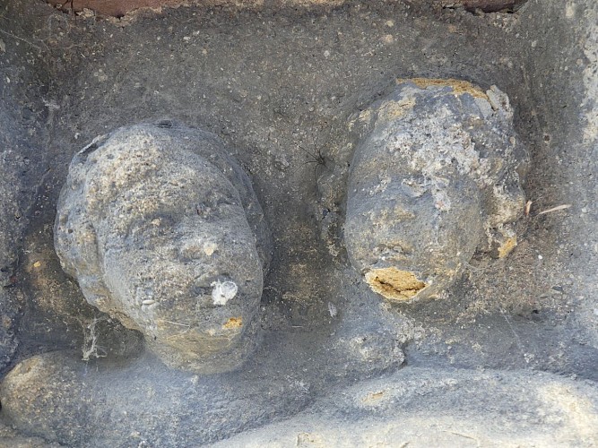 Stèles de l'ancien cimetière détail