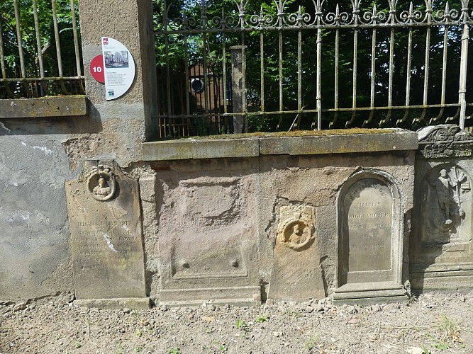 Stèles de l'ancien cimetière
