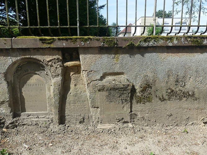 Stèles de l'ancien cimetière