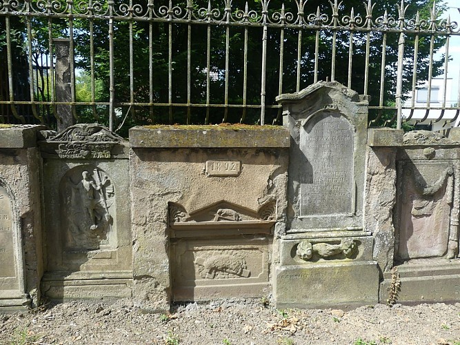 Stèles de l'ancien cimetière