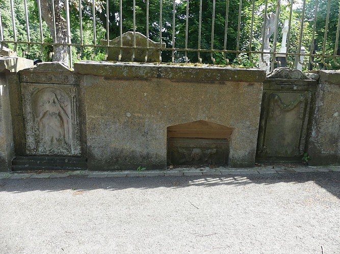 Stèles de l'ancien cimetière, face externe