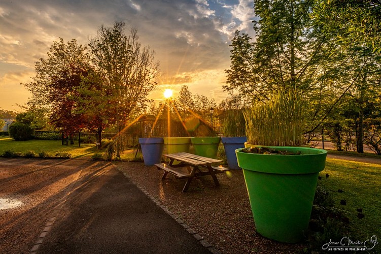 table de pique-nique au parc municipal de Freyming-Merlebach