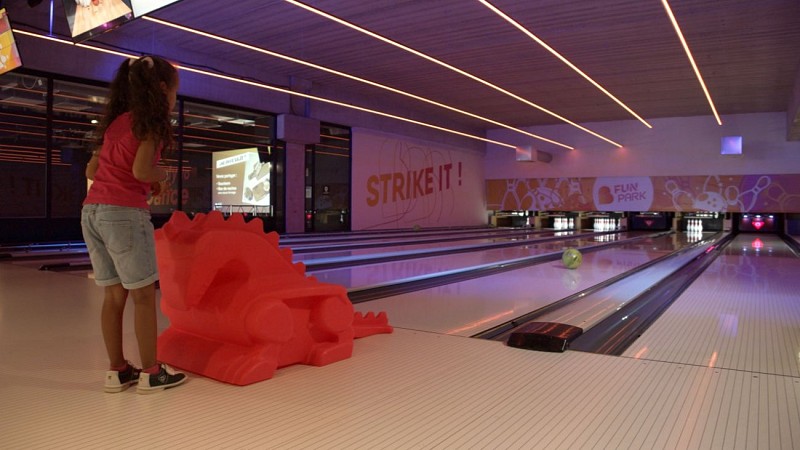 piste de bowling au B'FUN à Farébersviller avec aide au lancer pour les enfants