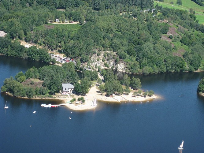 Pitch + service area - Camping municipal Les Bruyères