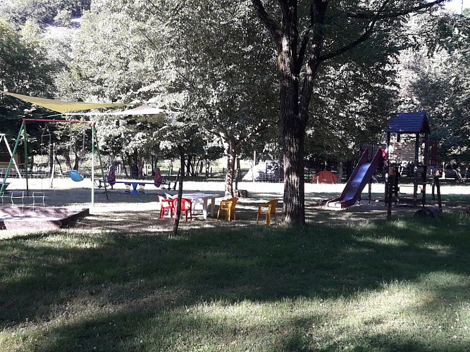 Emplacement + aire de service - Camping de l'écureuil