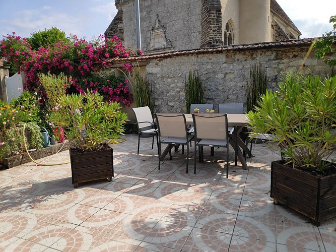 repas au soleil sur la terrasse