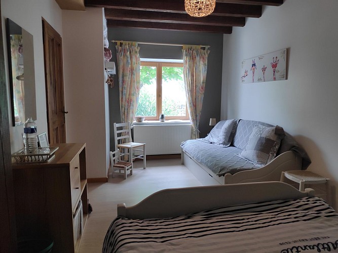 chambre avec fenêtre sur le jardin