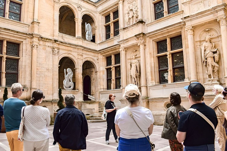 594714-Le_parcours_d_oeuvres_du_Millenaire_de_Can-Caen_la_mer_Tourisme___Alix_JONET-1200px