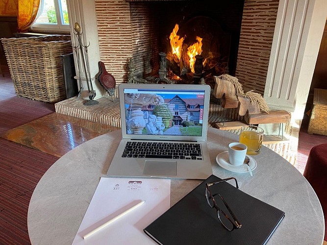 Manoir de la Poterie_travail devant cheminée