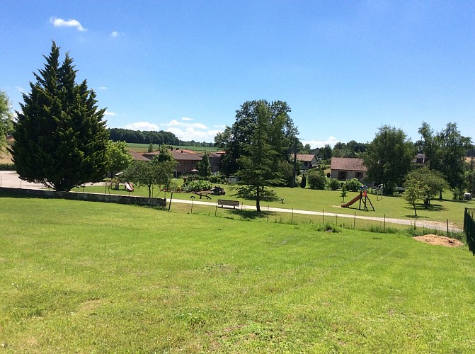 Gîte "Air du Temps" - terrain de jeux dans le village